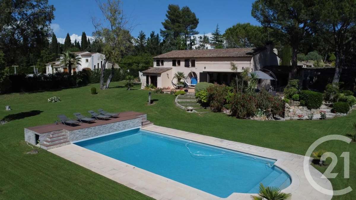 Maison à CHATEAUNEUF-GRASSE