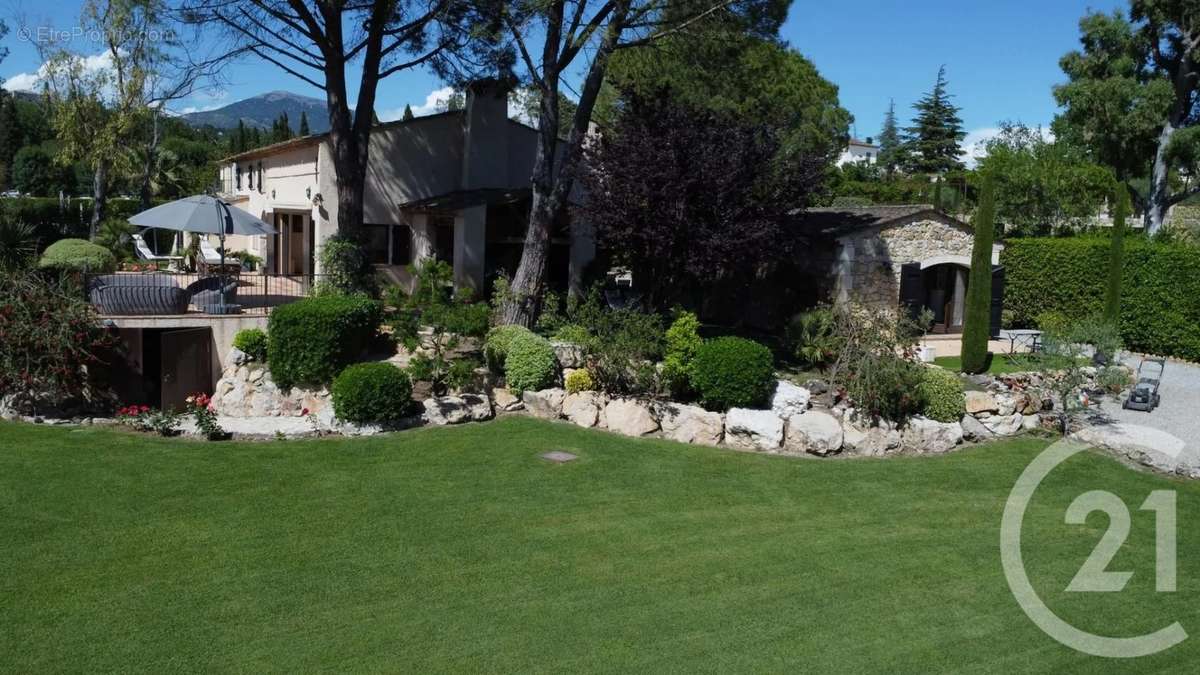 Maison à CHATEAUNEUF-GRASSE