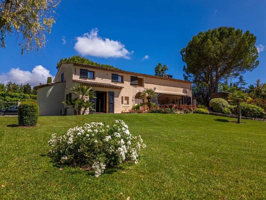 Maison à CHATEAUNEUF-GRASSE