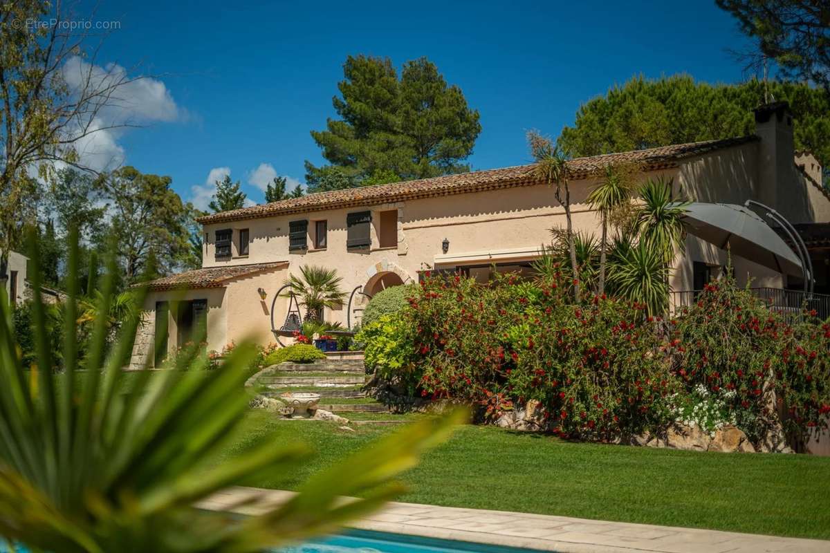 Maison à CHATEAUNEUF-GRASSE