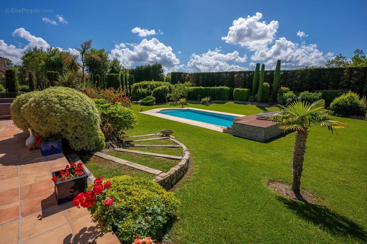 Maison à CHATEAUNEUF-GRASSE