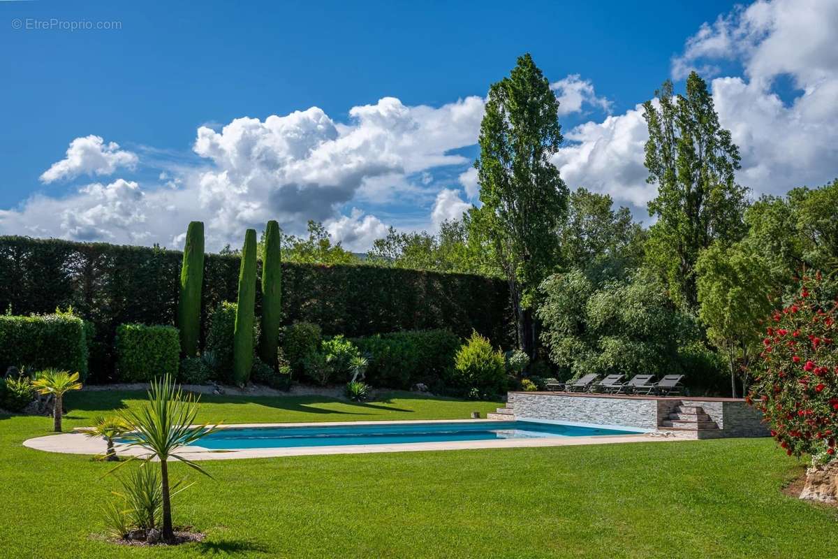 Maison à CHATEAUNEUF-GRASSE