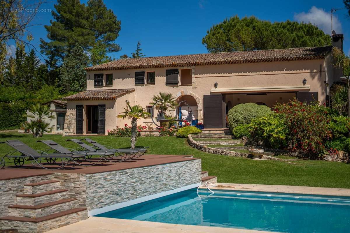 Maison à CHATEAUNEUF-GRASSE