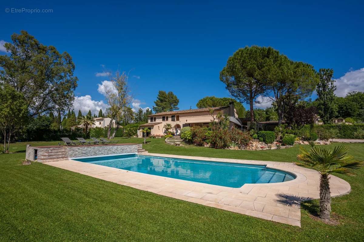 Maison à CHATEAUNEUF-GRASSE