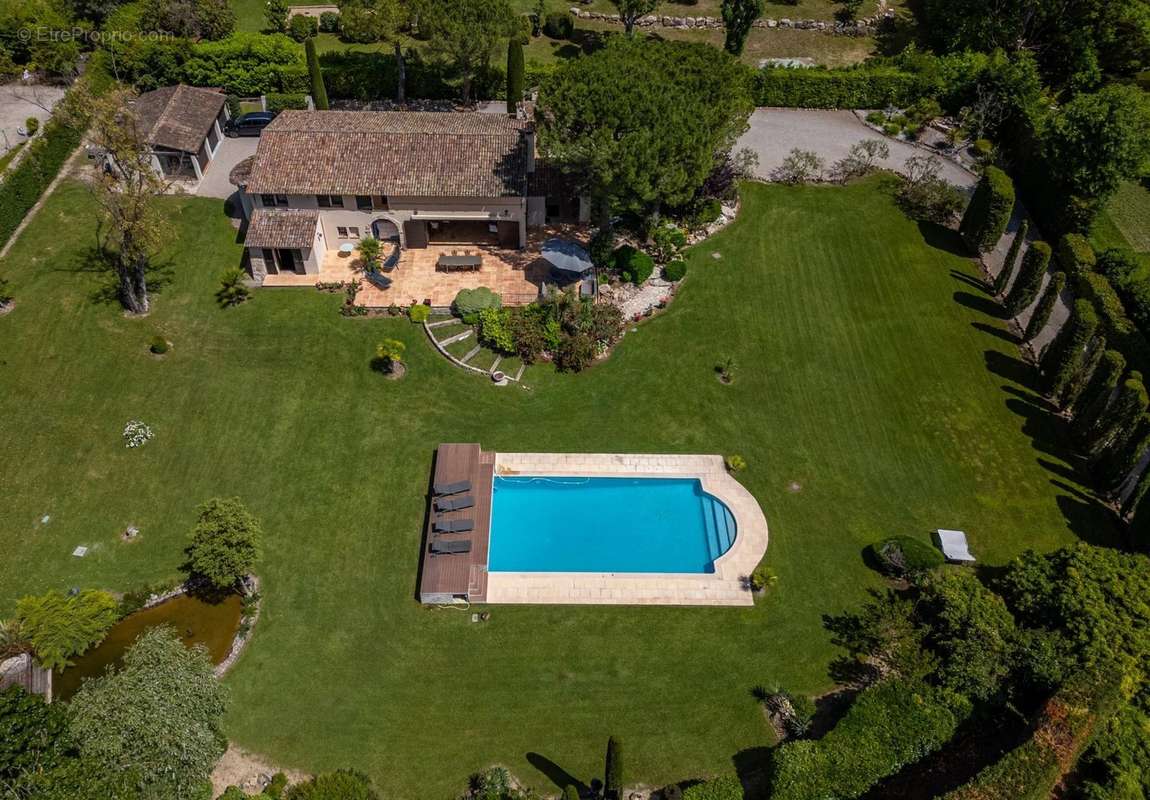 Maison à CHATEAUNEUF-GRASSE