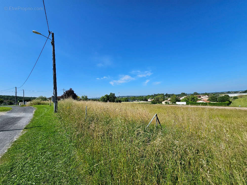 Terrain à LA COURONNE