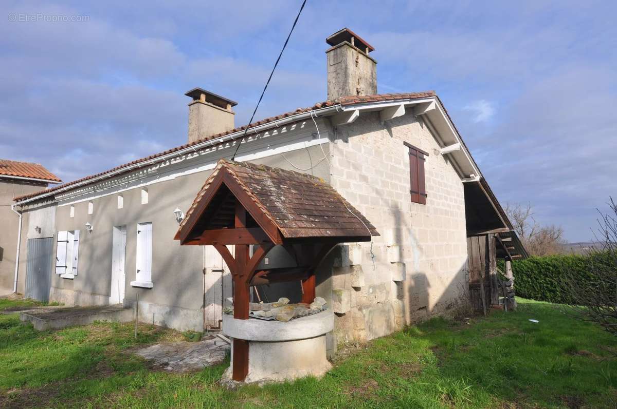 Maison à LA ROCHE-CHALAIS