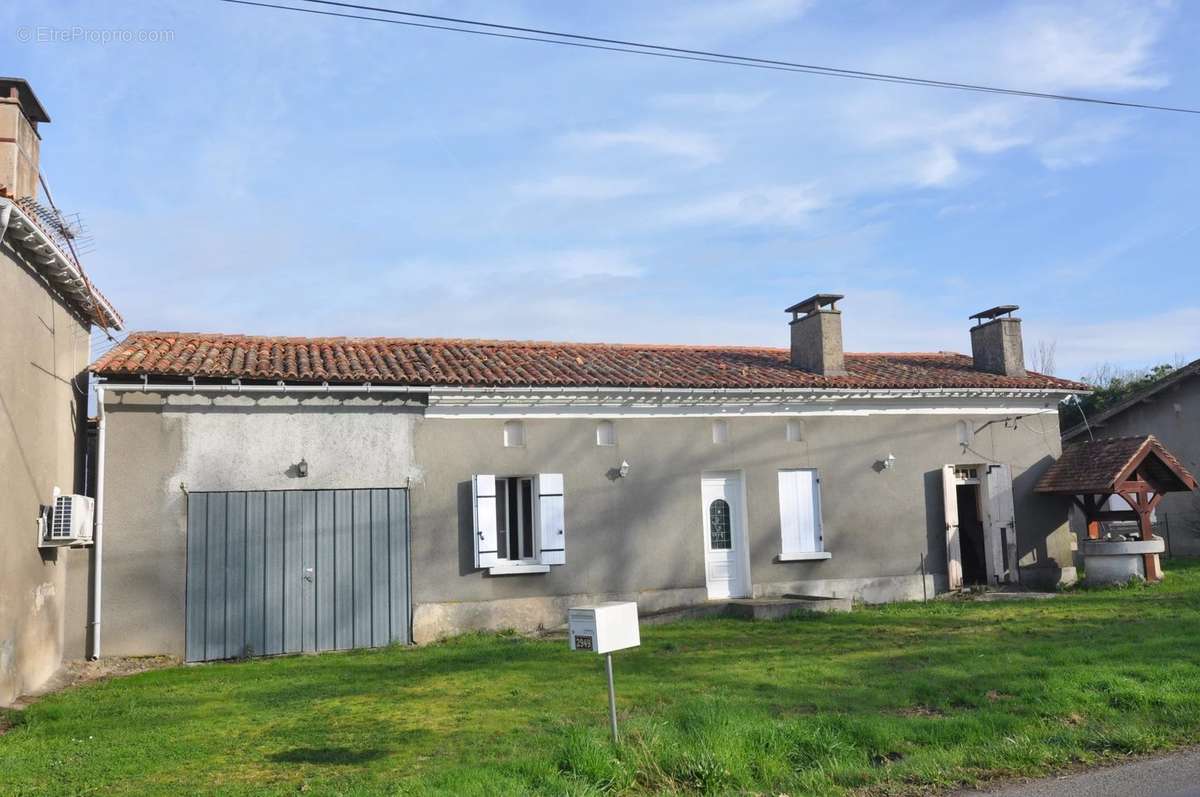 Maison à LA ROCHE-CHALAIS