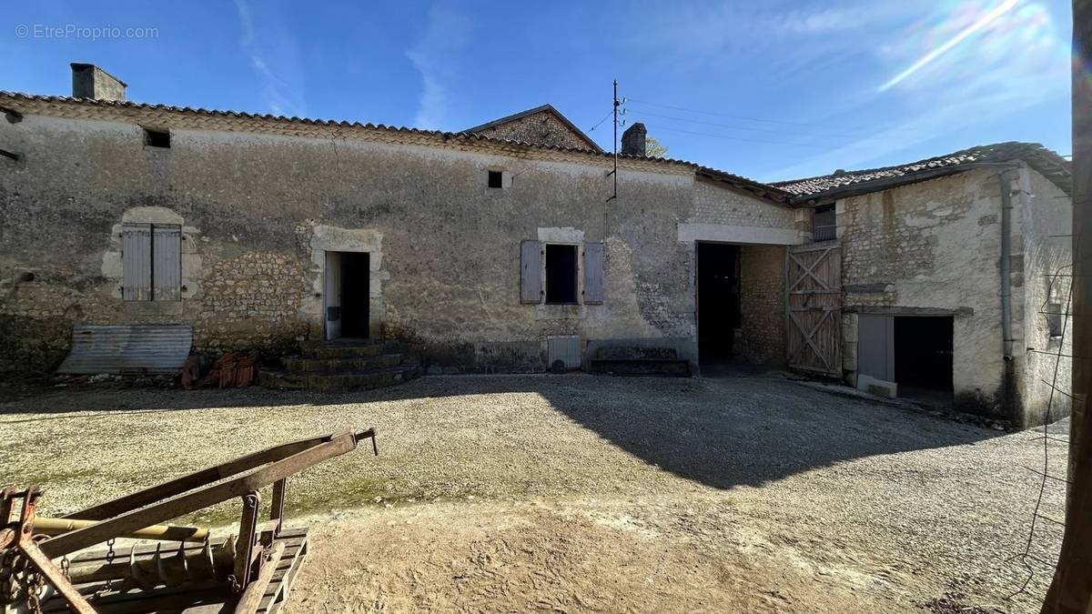 Maison à COURGEAC