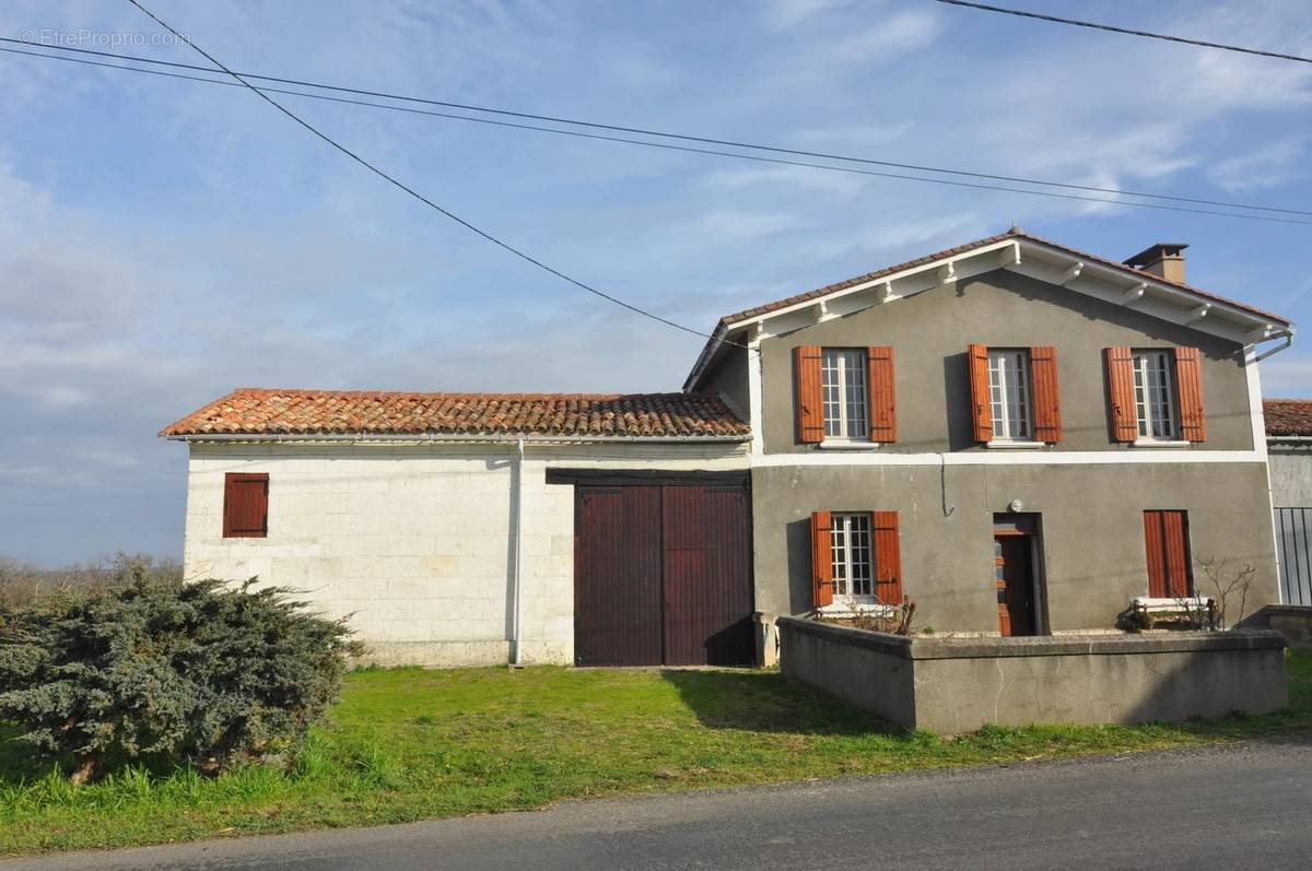 Maison à LA ROCHE-CHALAIS