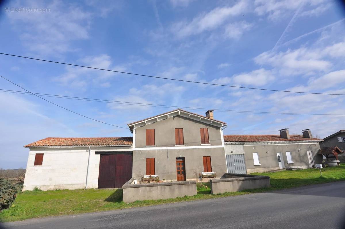 Maison à LA ROCHE-CHALAIS