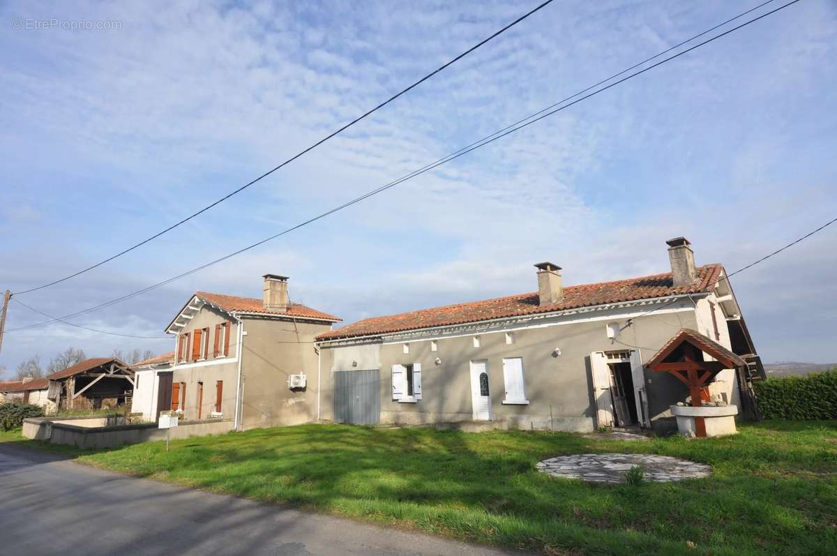 Maison à LA ROCHE-CHALAIS