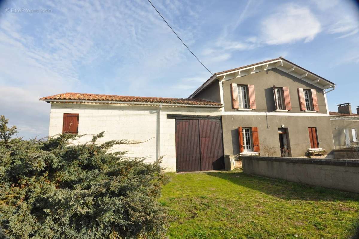 Maison à LA ROCHE-CHALAIS