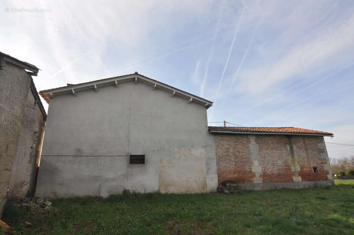 Maison à LA ROCHE-CHALAIS