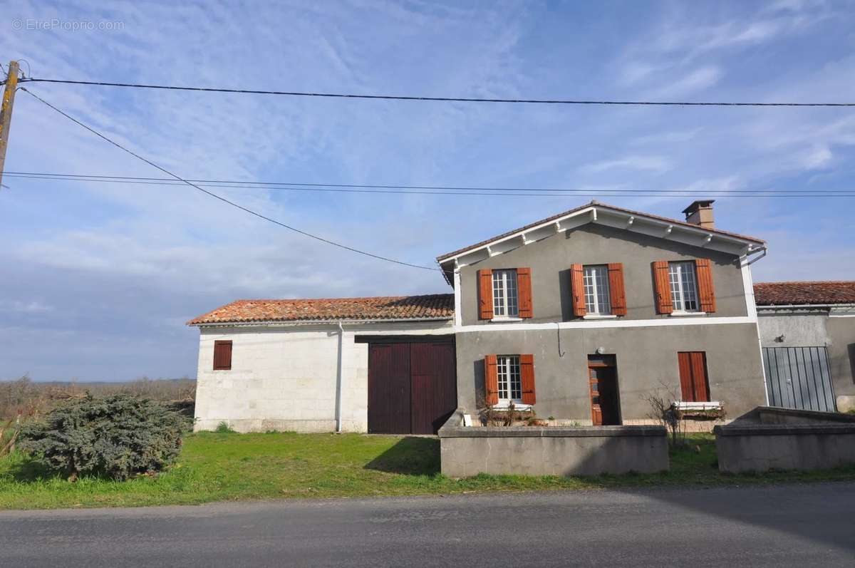 Maison à LA ROCHE-CHALAIS