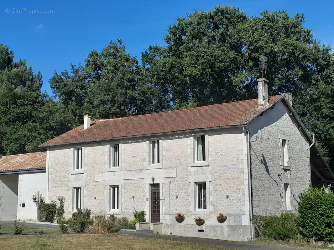 Maison à BARBEZIEUX-SAINT-HILAIRE