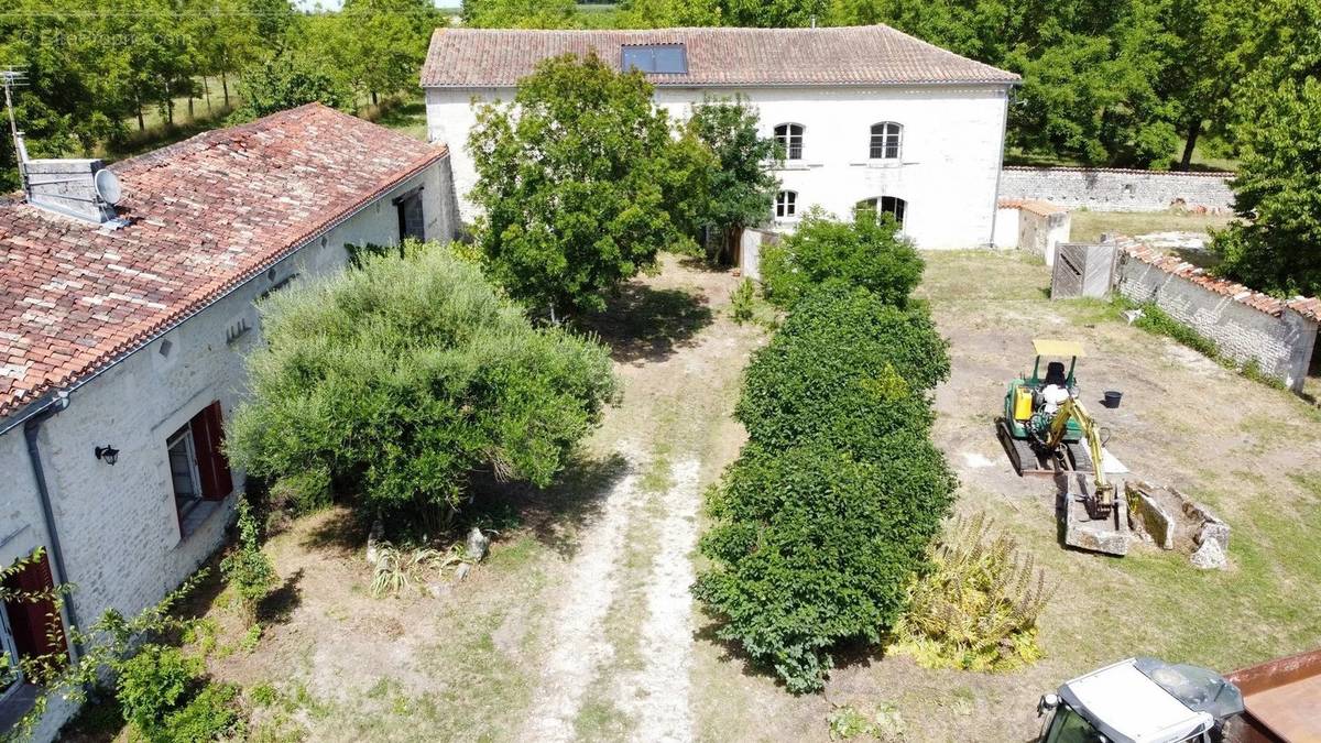 Maison à BARBEZIEUX-SAINT-HILAIRE