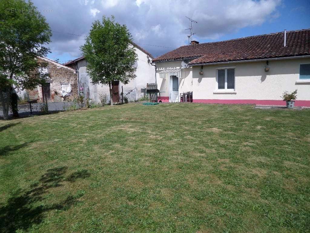 Maison à MEZIERES-SUR-ISSOIRE