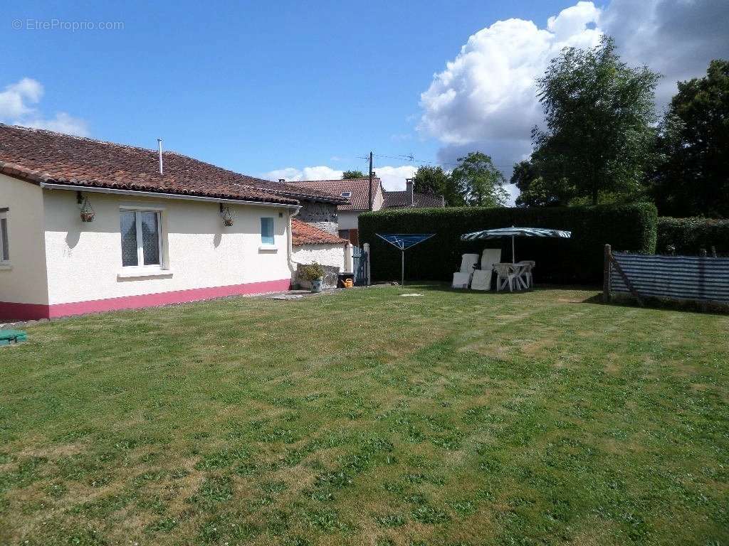 Maison à MEZIERES-SUR-ISSOIRE