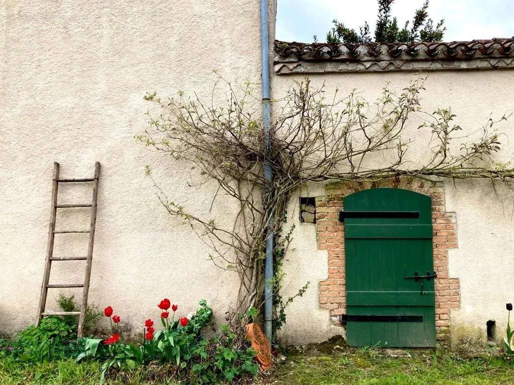 Maison à AZAT-LE-RIS