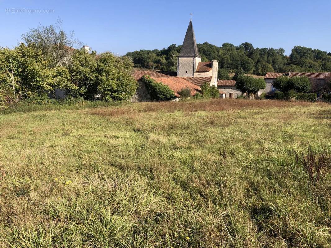 Terrain à NANTEUIL-EN-VALLEE