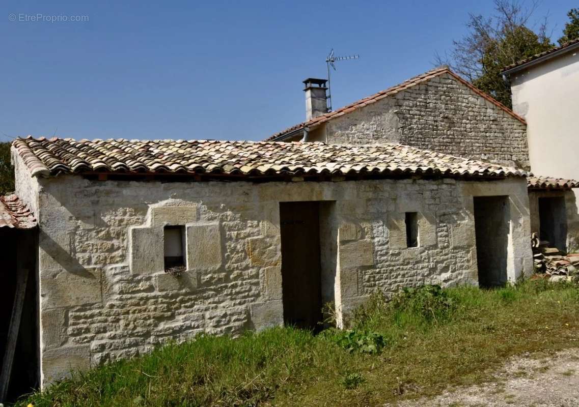 Maison à CHEF-BOUTONNE