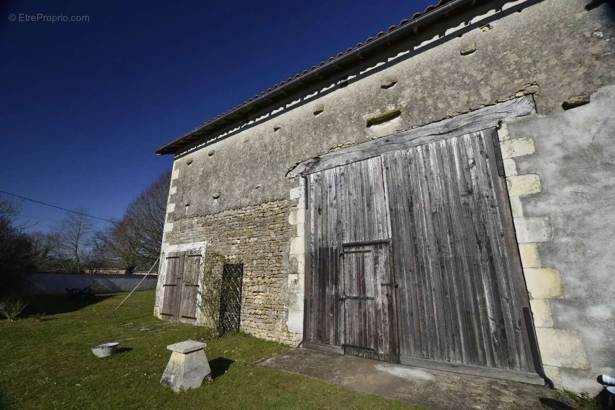 Maison à CLUSSAIS-LA-POMMERAIE