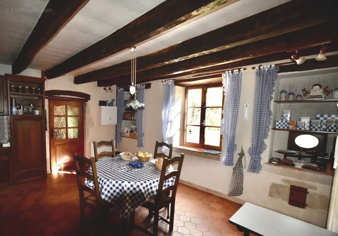 Maison à CLUSSAIS-LA-POMMERAIE