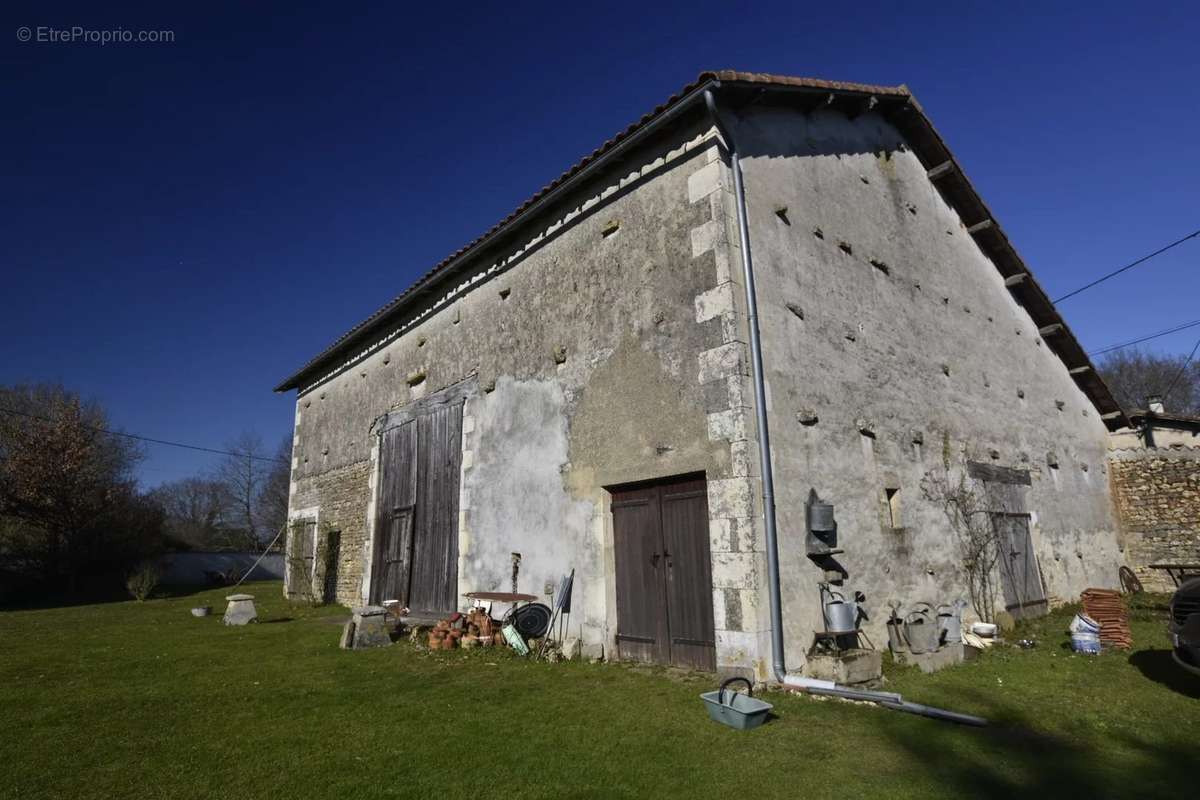 Maison à CLUSSAIS-LA-POMMERAIE