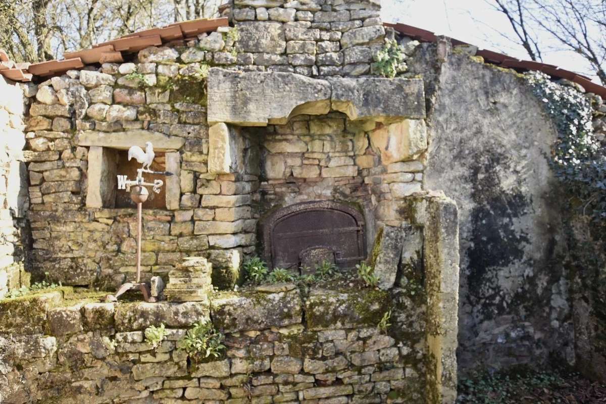 Maison à CLUSSAIS-LA-POMMERAIE