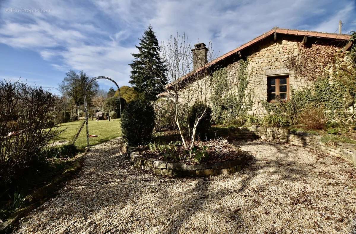 Maison à SAINT-COUTANT