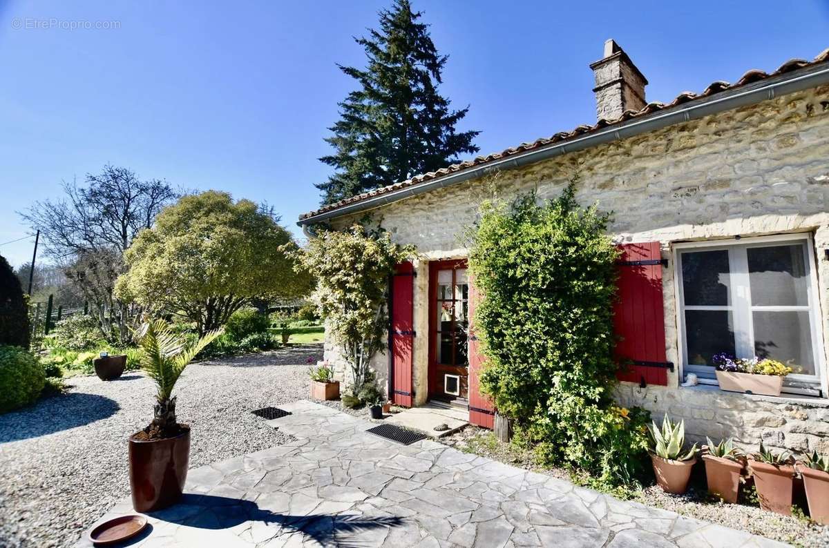 Maison à SAINT-COUTANT