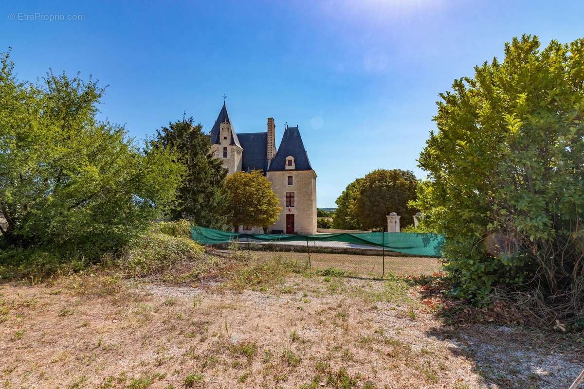 Maison à NEUVICQ-LE-CHATEAU