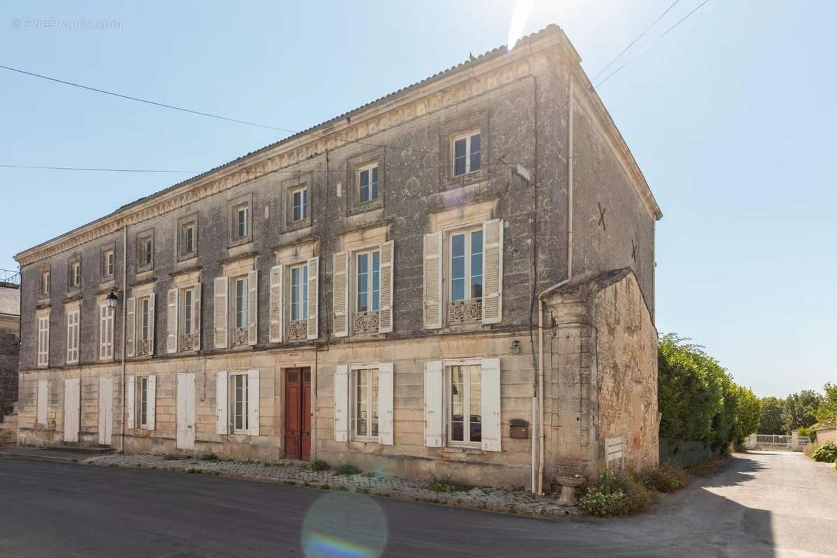 Maison à NEUVICQ-LE-CHATEAU