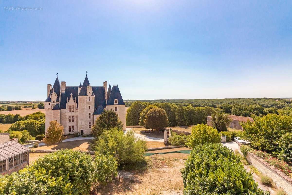 Maison à NEUVICQ-LE-CHATEAU