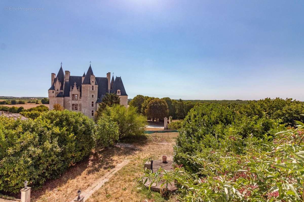 Maison à NEUVICQ-LE-CHATEAU