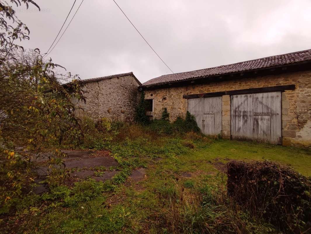 Maison à SAINT-BARTHELEMY-DE-BUSSIERE