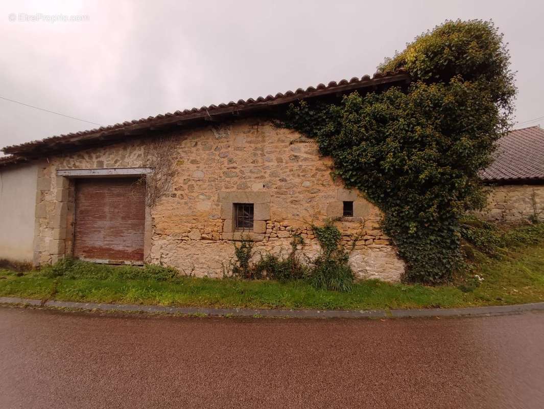 Maison à SAINT-BARTHELEMY-DE-BUSSIERE