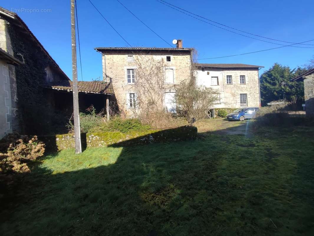 Maison à SAINT-BARTHELEMY-DE-BUSSIERE