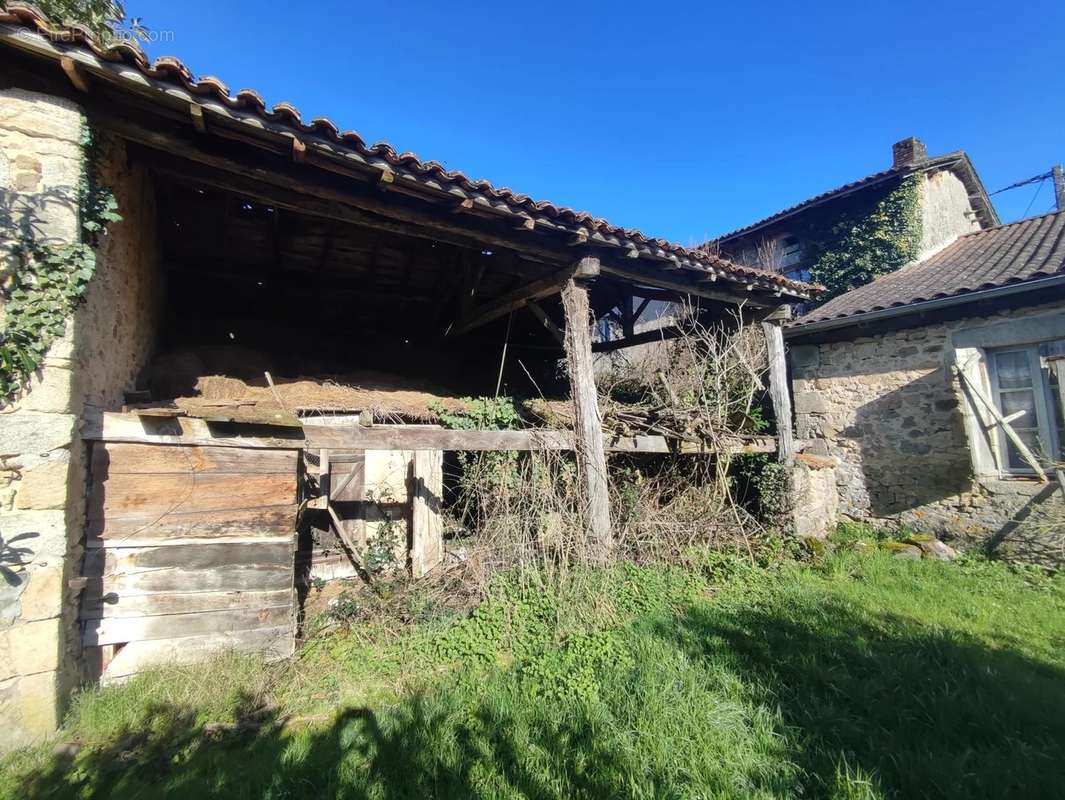 Maison à SAINT-BARTHELEMY-DE-BUSSIERE