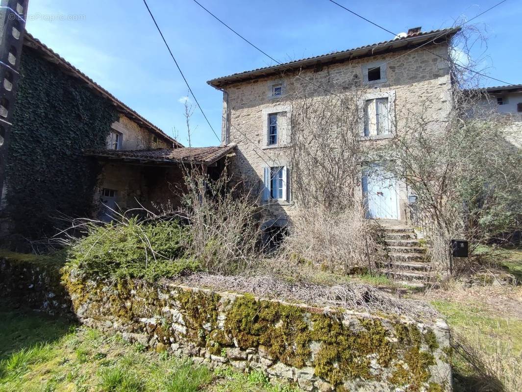 Maison à SAINT-BARTHELEMY-DE-BUSSIERE