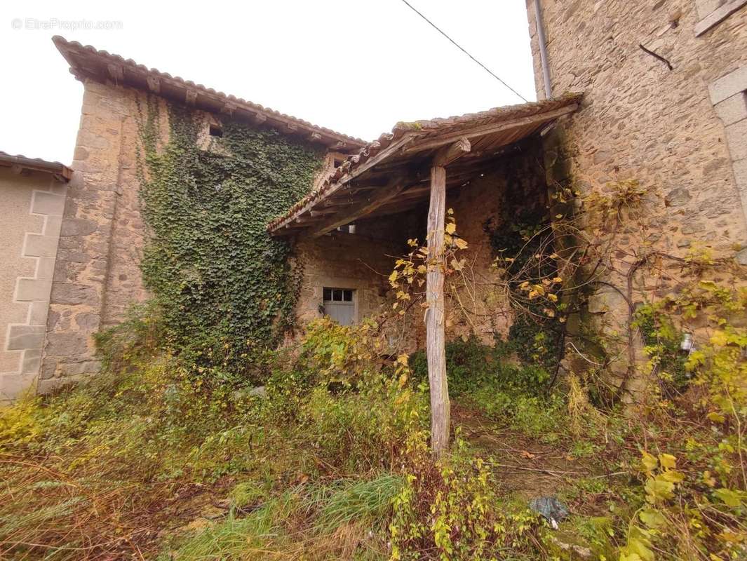 Maison à SAINT-BARTHELEMY-DE-BUSSIERE