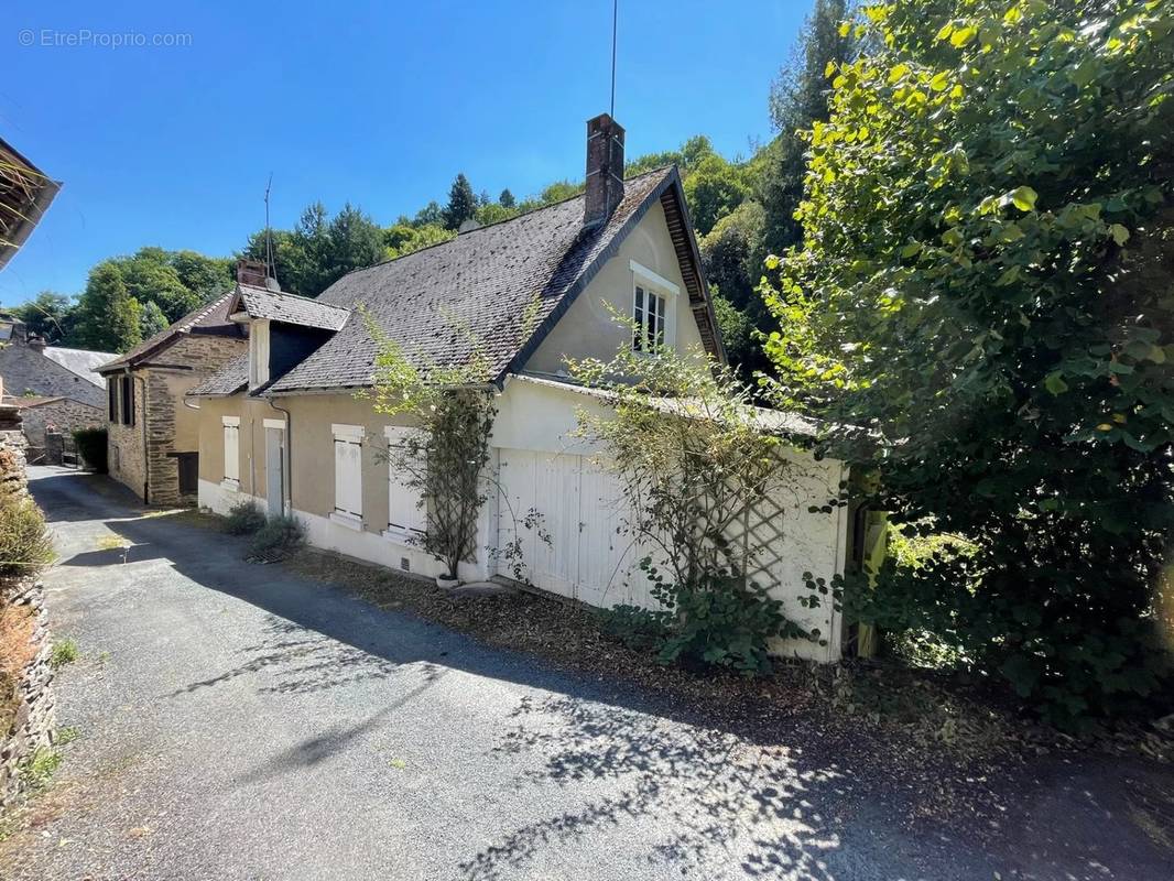 Maison à SEGUR-LE-CHATEAU