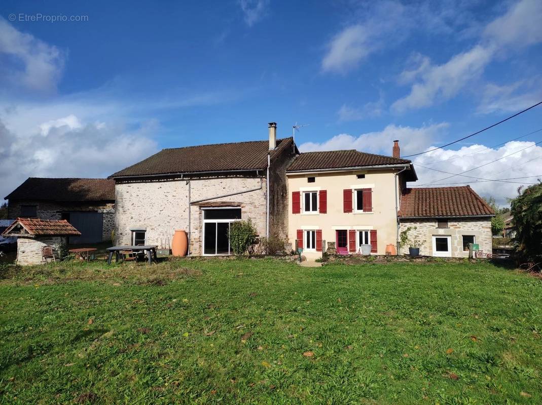 Maison à LA CHAPELLE-MONTBRANDEIX