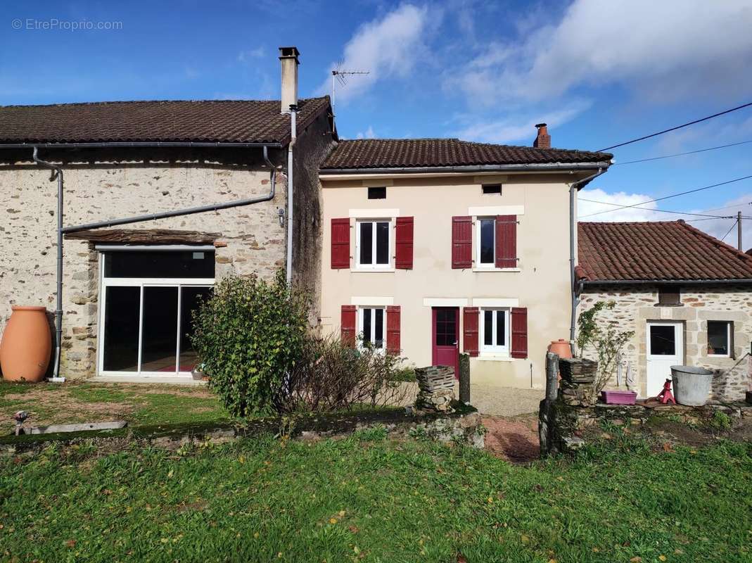 Maison à LA CHAPELLE-MONTBRANDEIX