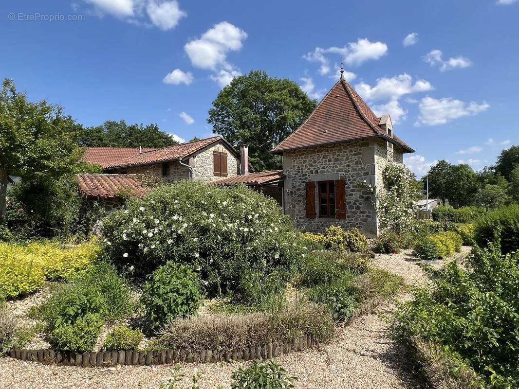 Maison à SAINT-SAUD-LACOUSSIERE