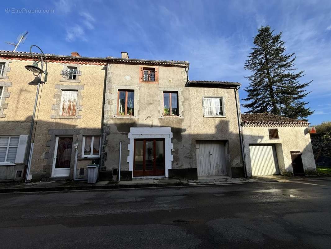 Maison à LUSSAC-LES-EGLISES