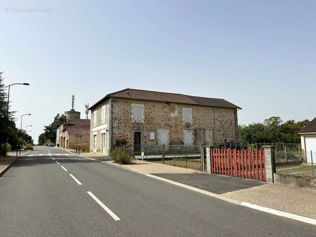 Maison à BUSSIERE-POITEVINE