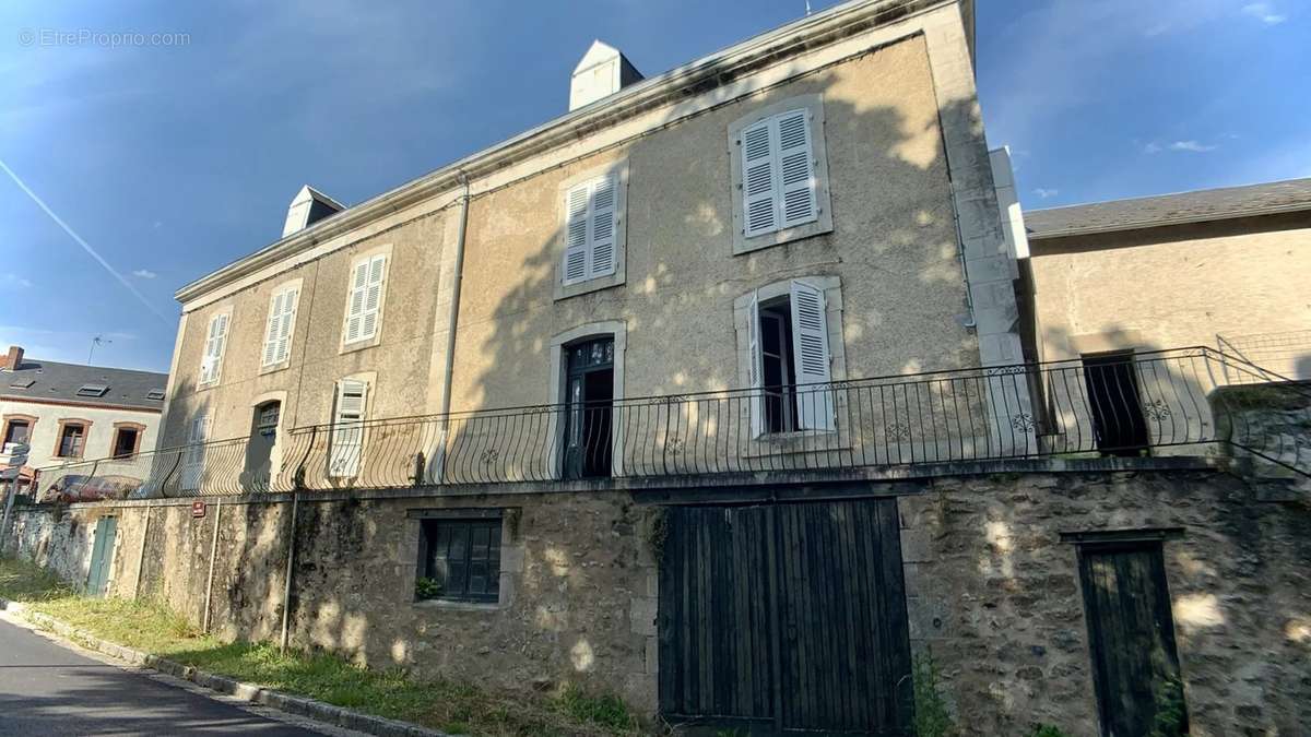 Maison à LUSSAC-LES-EGLISES