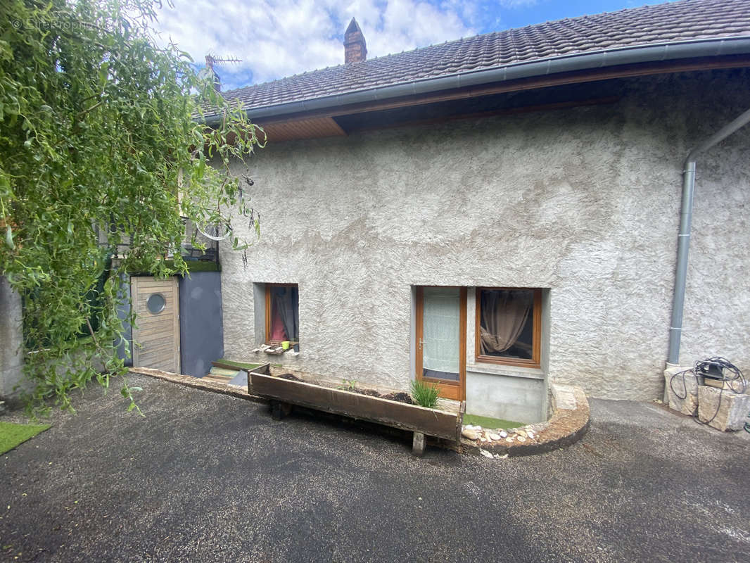 Maison à POUILLEY-LES-VIGNES